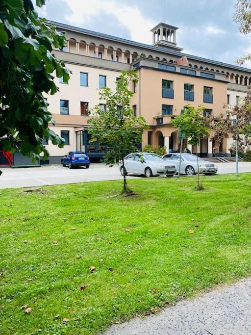 Residence Park Lovely Apartman With Private Parking Kysucke Nove Mesto Exterior photo